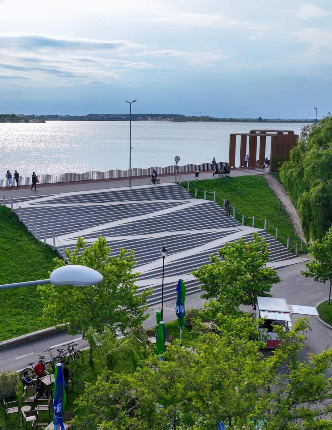 Free Parking & Self Check-in Westside Near The Lake, Lacul Morii, Near Metro Stations Sector 6 *