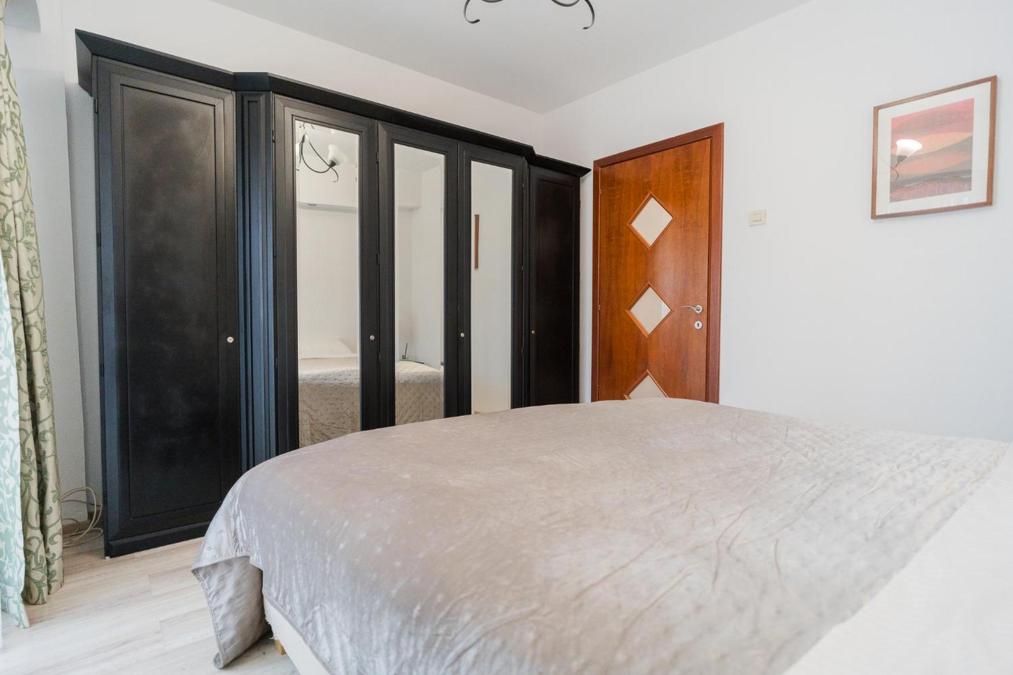 Spacious Near City Center Apartament