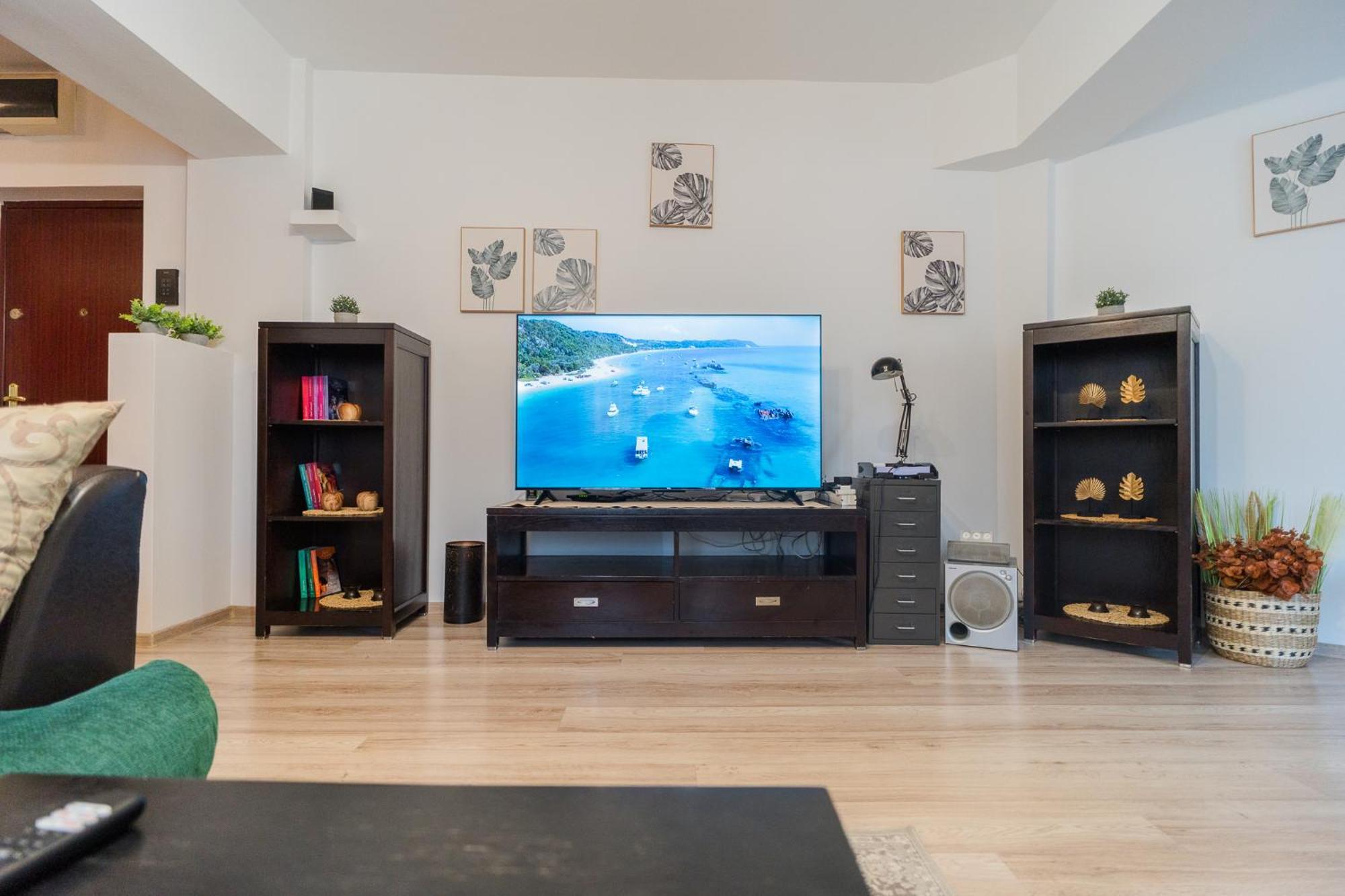 Spacious Near City Center Apartament *