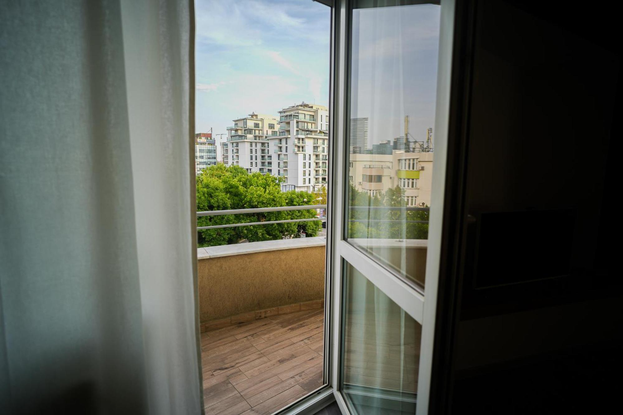 Apartment Penthouse With Huge Rooftop Terrace & View *