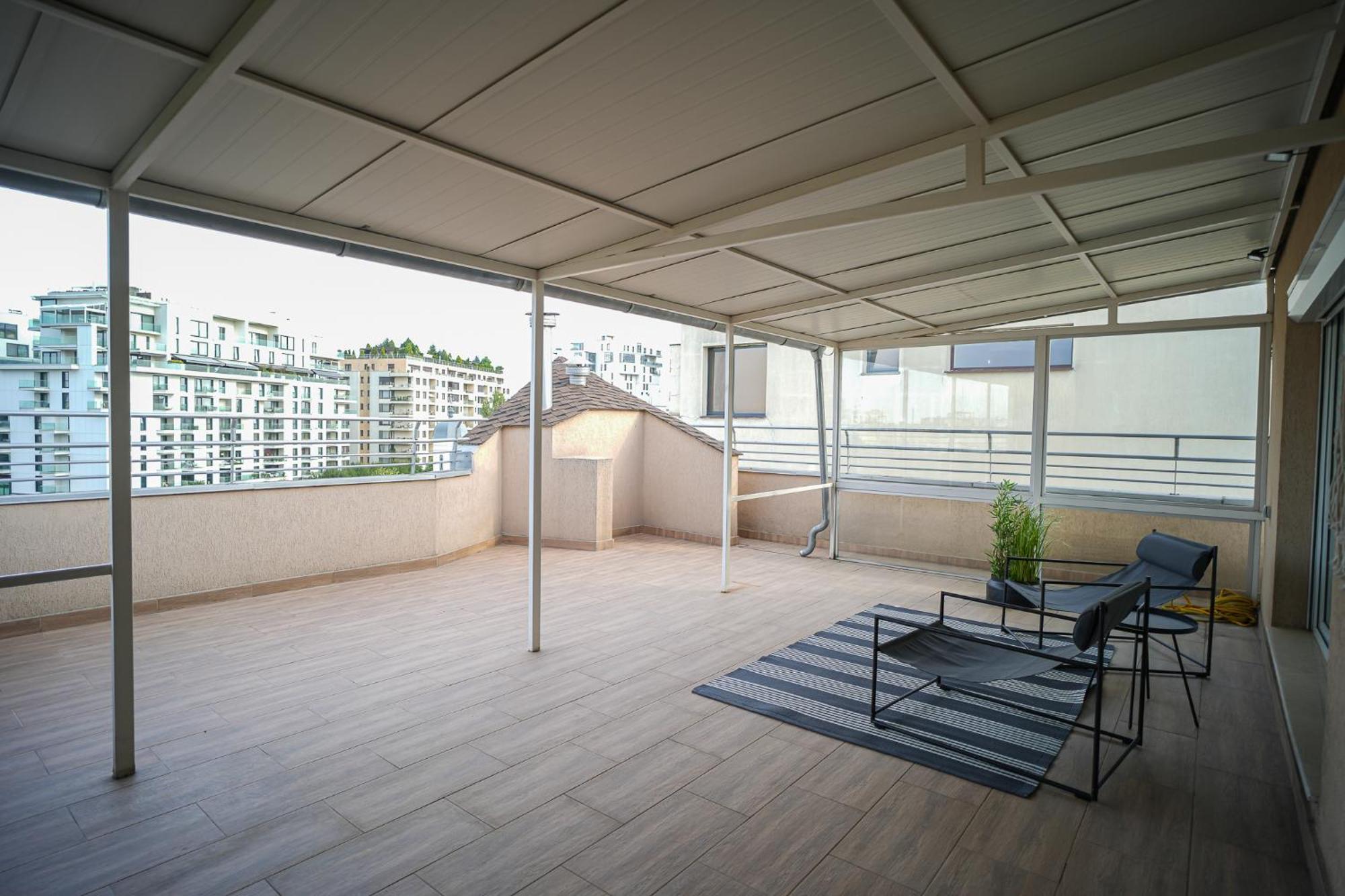 Penthouse With Huge Rooftop Terrace & View Bucharest