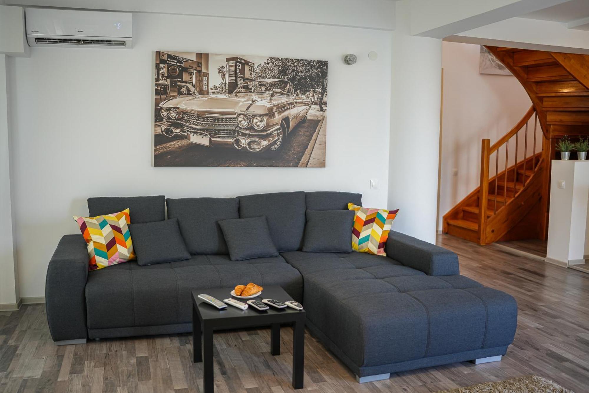 Penthouse With Huge Rooftop Terrace & View Apartment *