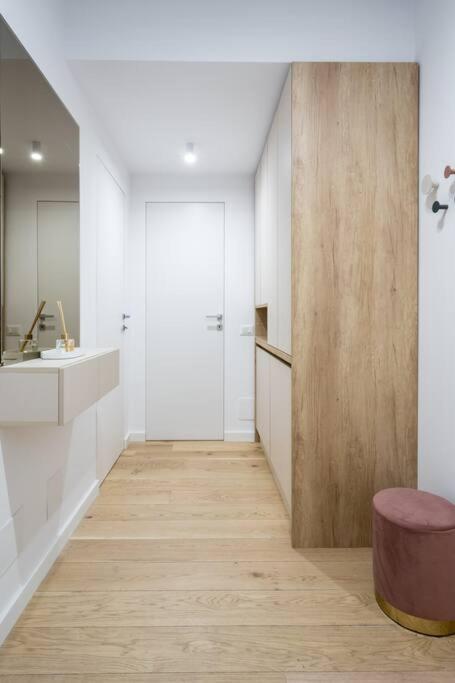 Soft Cloud 1br In Business Area *
