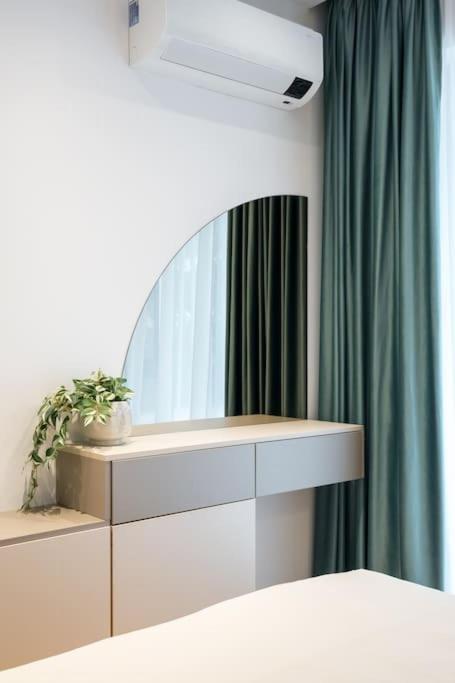 Soft Cloud 1br In Business Area *