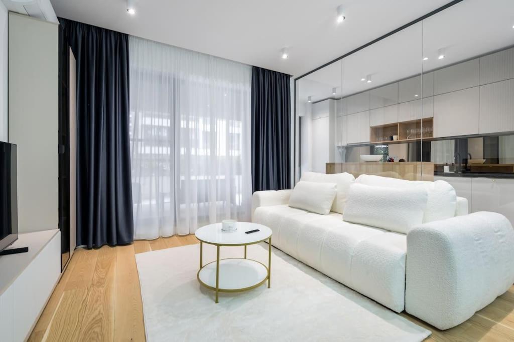 Soft Cloud 1br In Business Area *