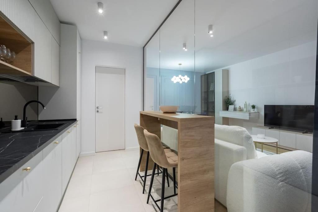 Soft Cloud 1br In Business Area *