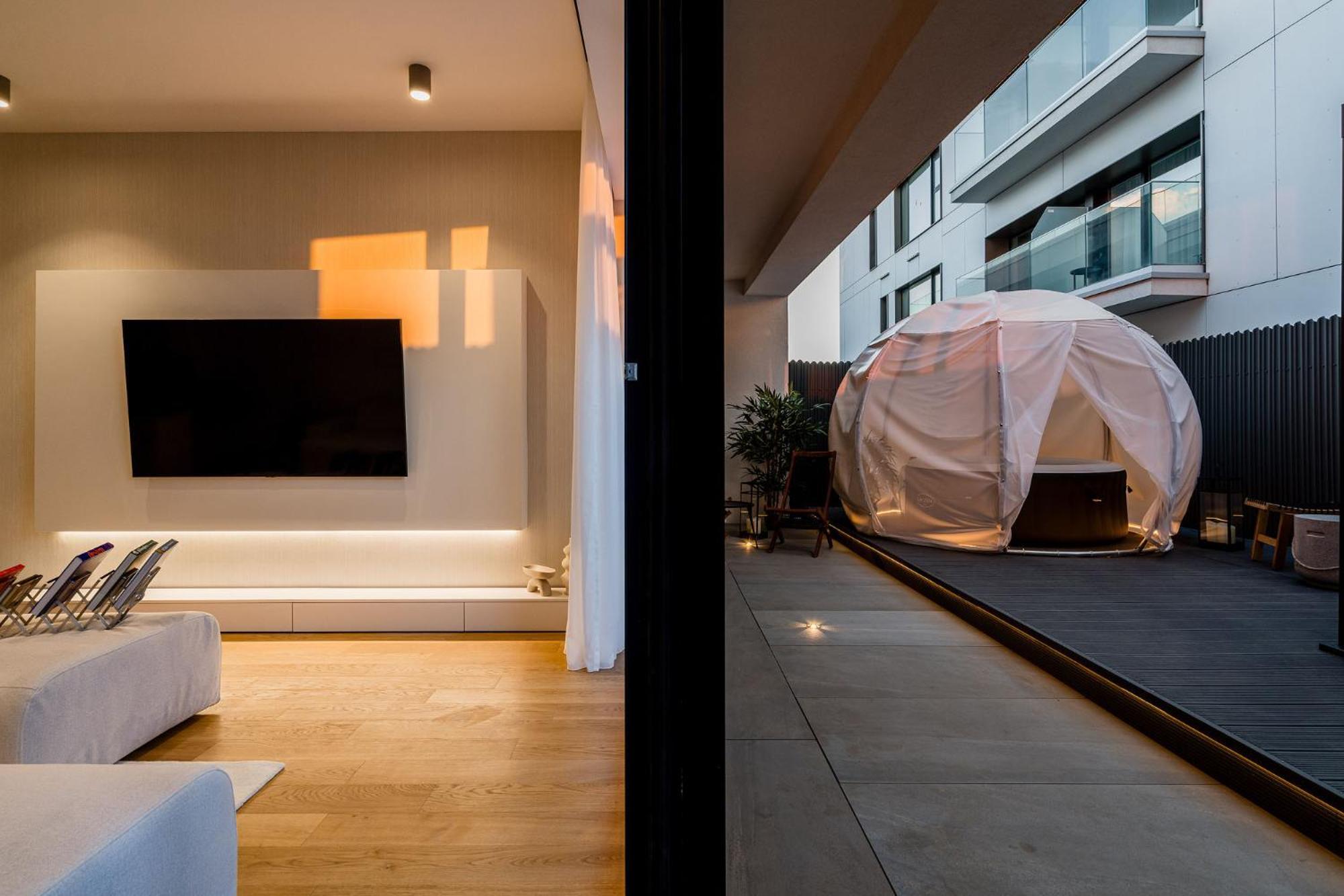 Downtown Scandinavian Igloo With Jacuzzi&garden Bucharest