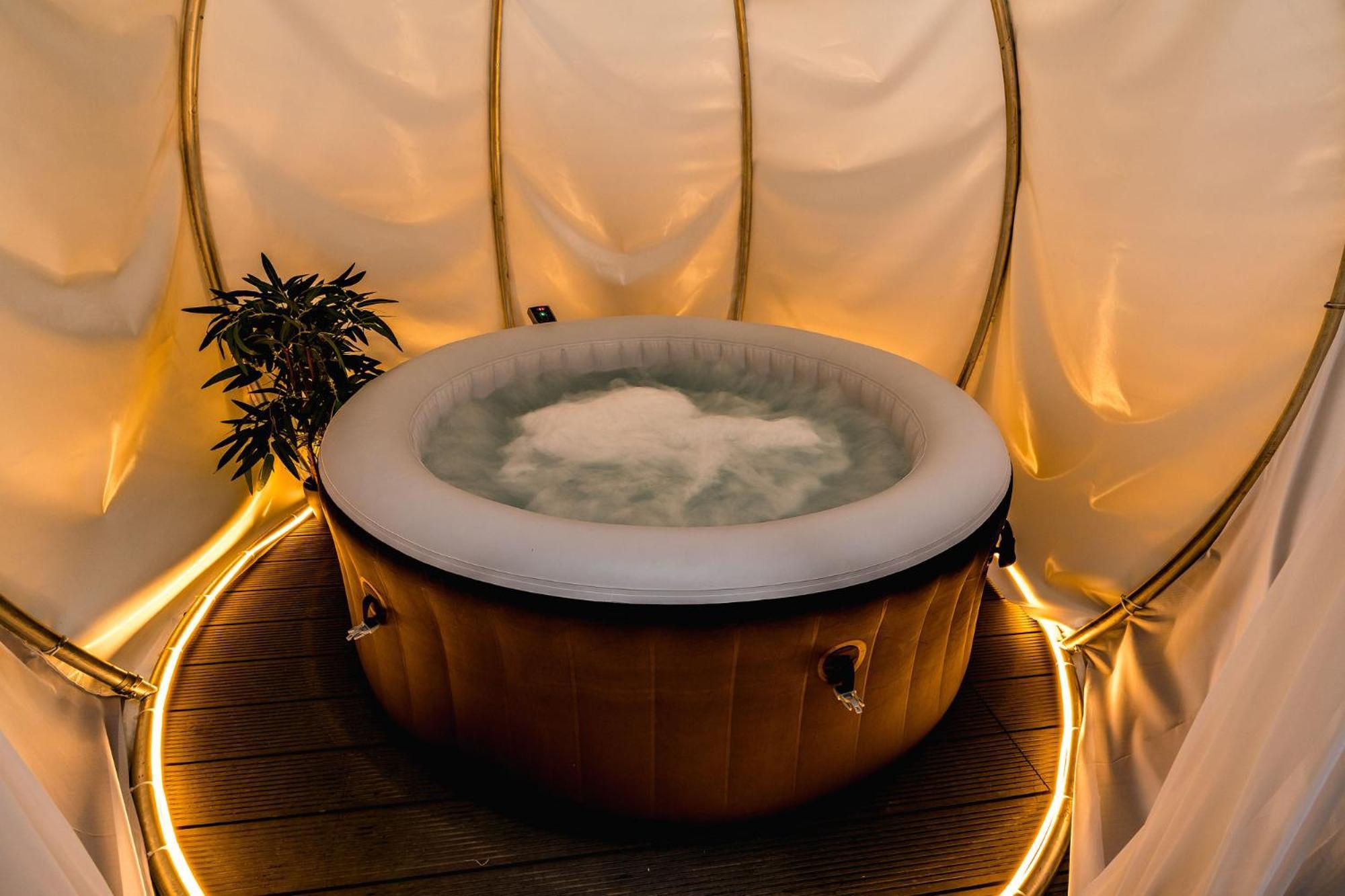 Downtown Scandinavian Igloo With Jacuzzi&garden Apartment Bucharest