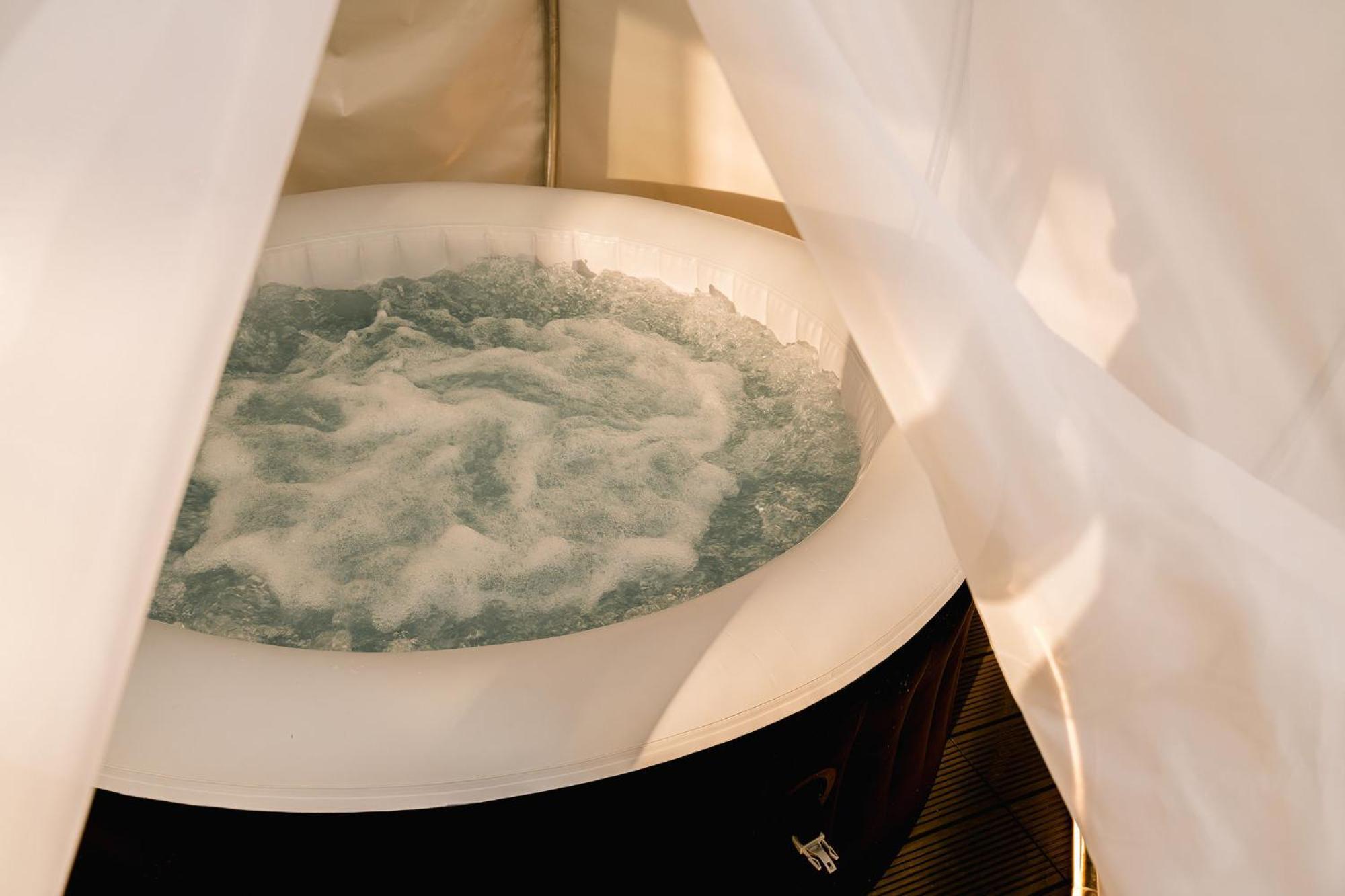 Downtown Scandinavian Igloo With Jacuzzi&garden Apartment Bucharest
