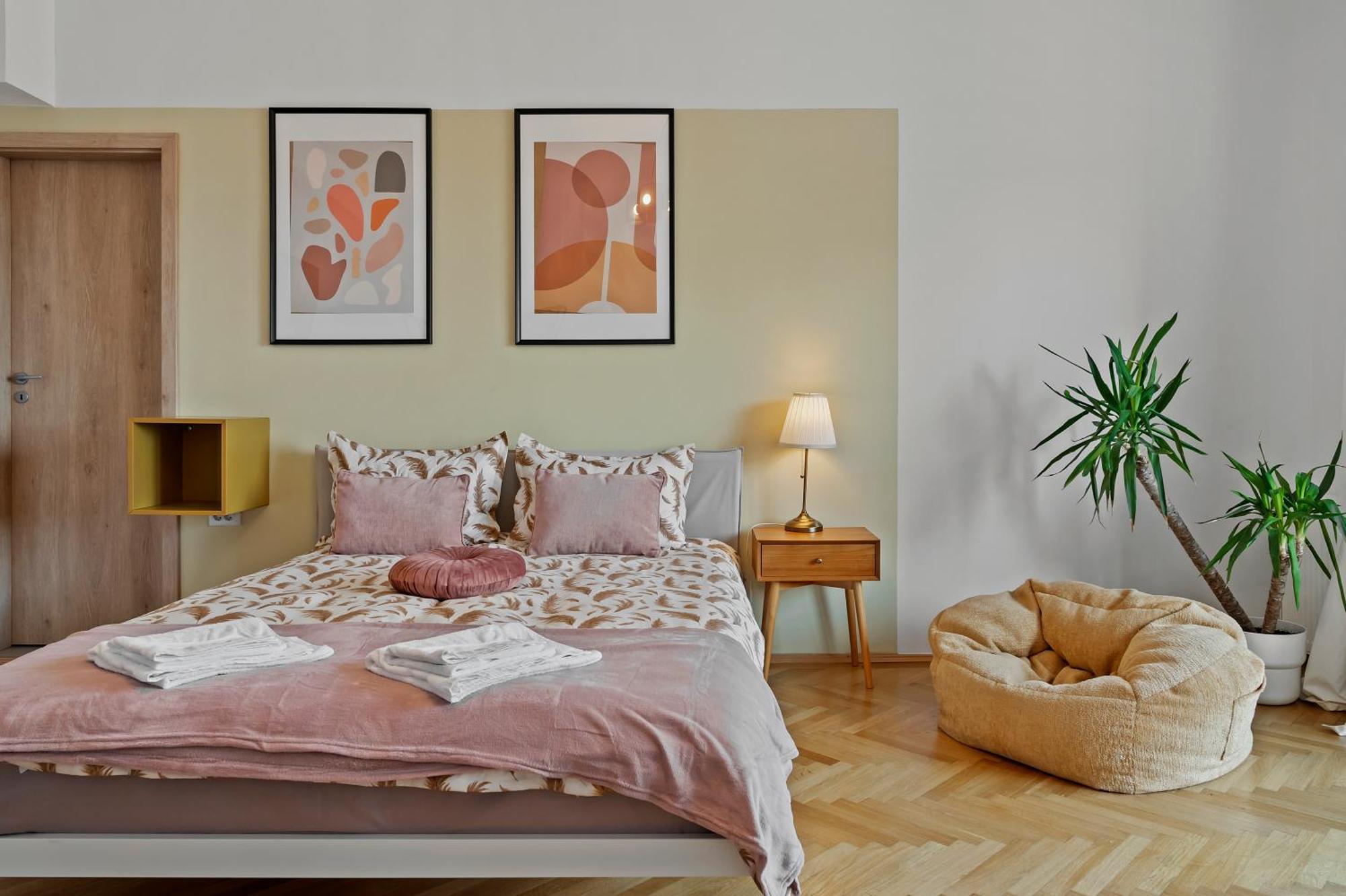 Ultracentral Dreamland 3 Bdrm Apartment *