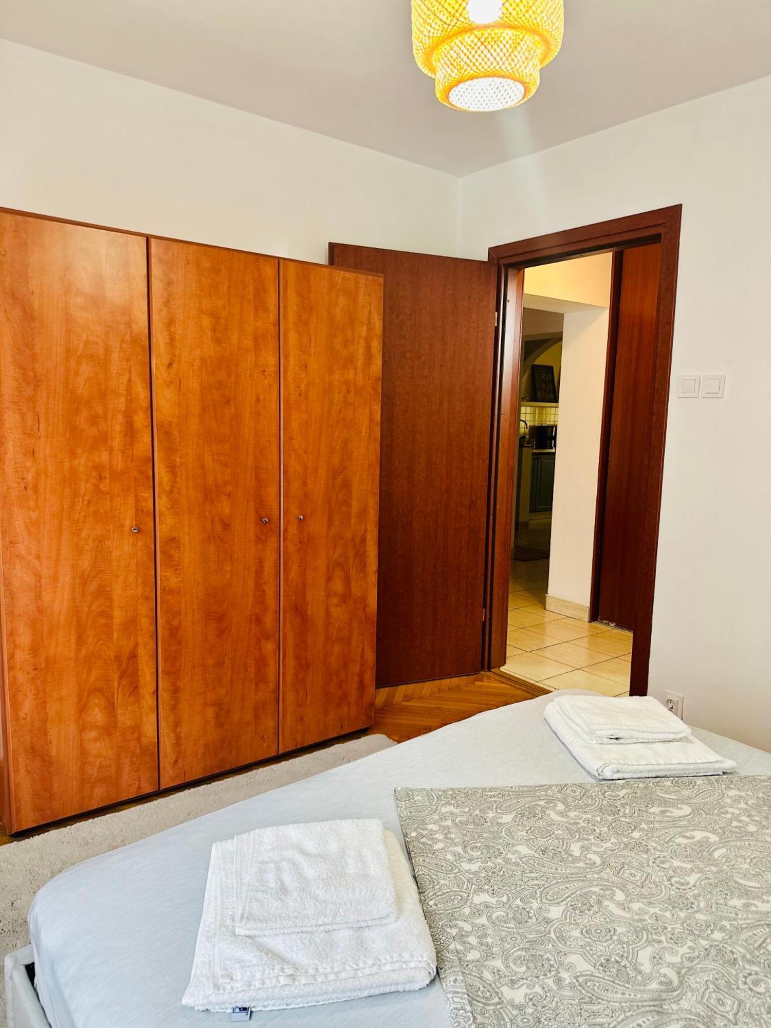 Next 2 Parliament - Tranquil Unirii - Airy & Comfy With Parking *