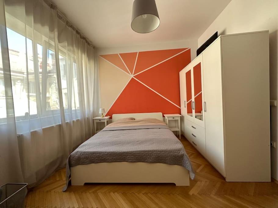 2 Bedroom Artsy Apartment *