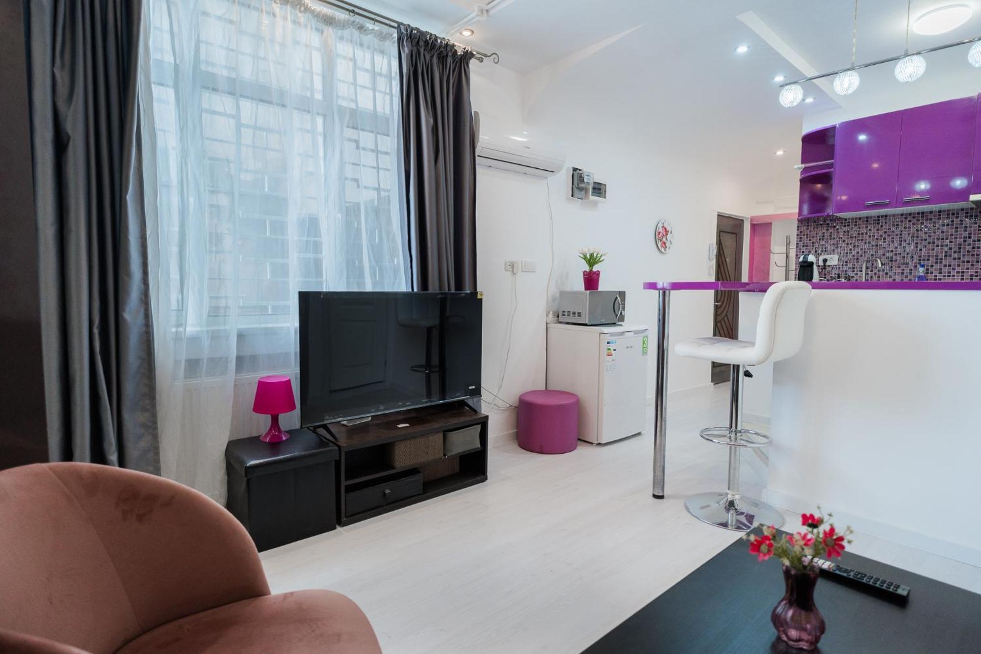 Ultra White & Lila Apartament *