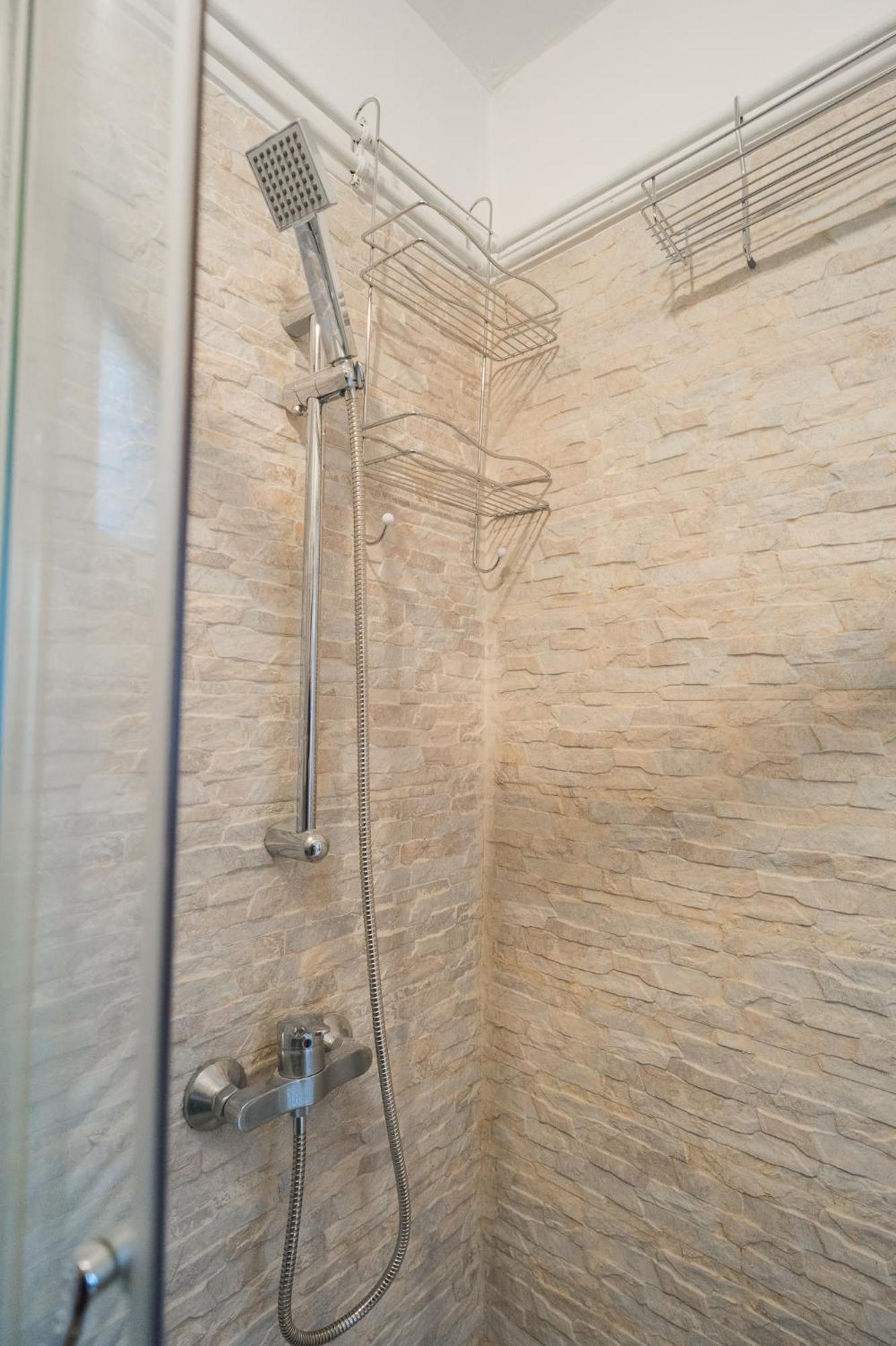 Ultra White & Lila Apartament Bucureşti
