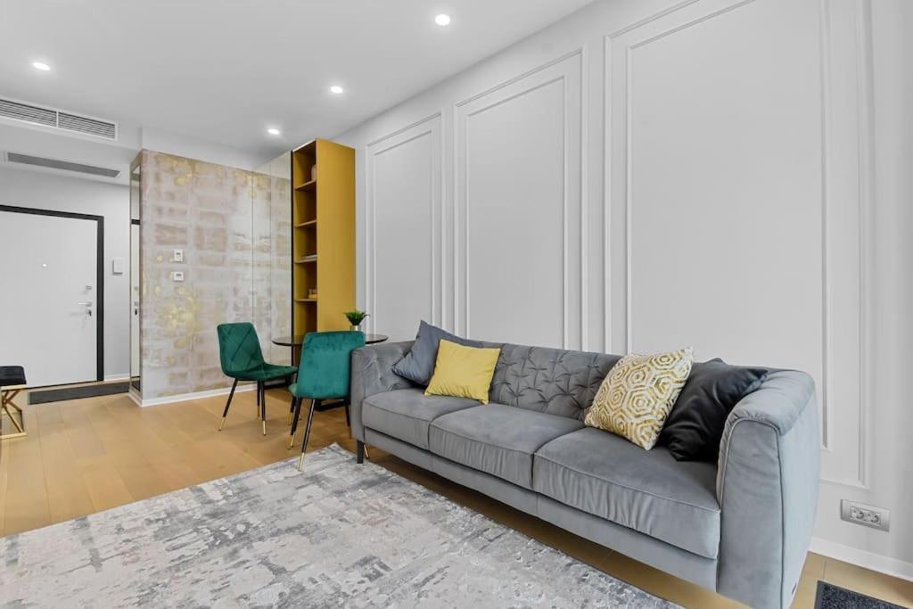 Lax Exquisite 1br,1bath -city Skyline Views Bucharest