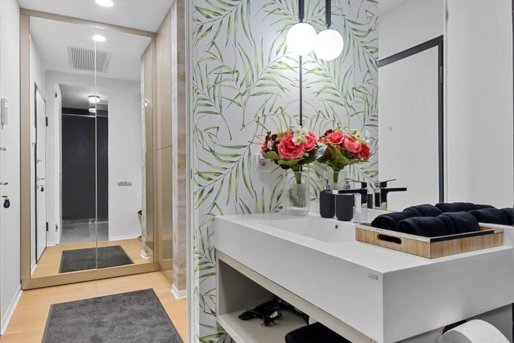 Lax Exquisite 1br,1bath -city Skyline Views Apartment *
