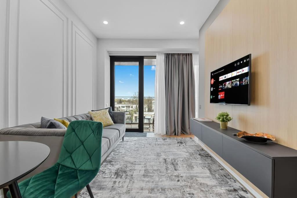 Lax Exquisite 1br,1bath -city Skyline Views Bucharest