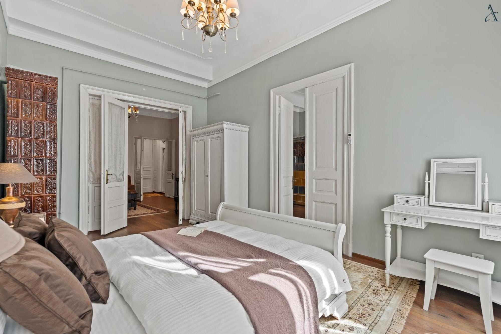 2 Bdr In Old Town *
