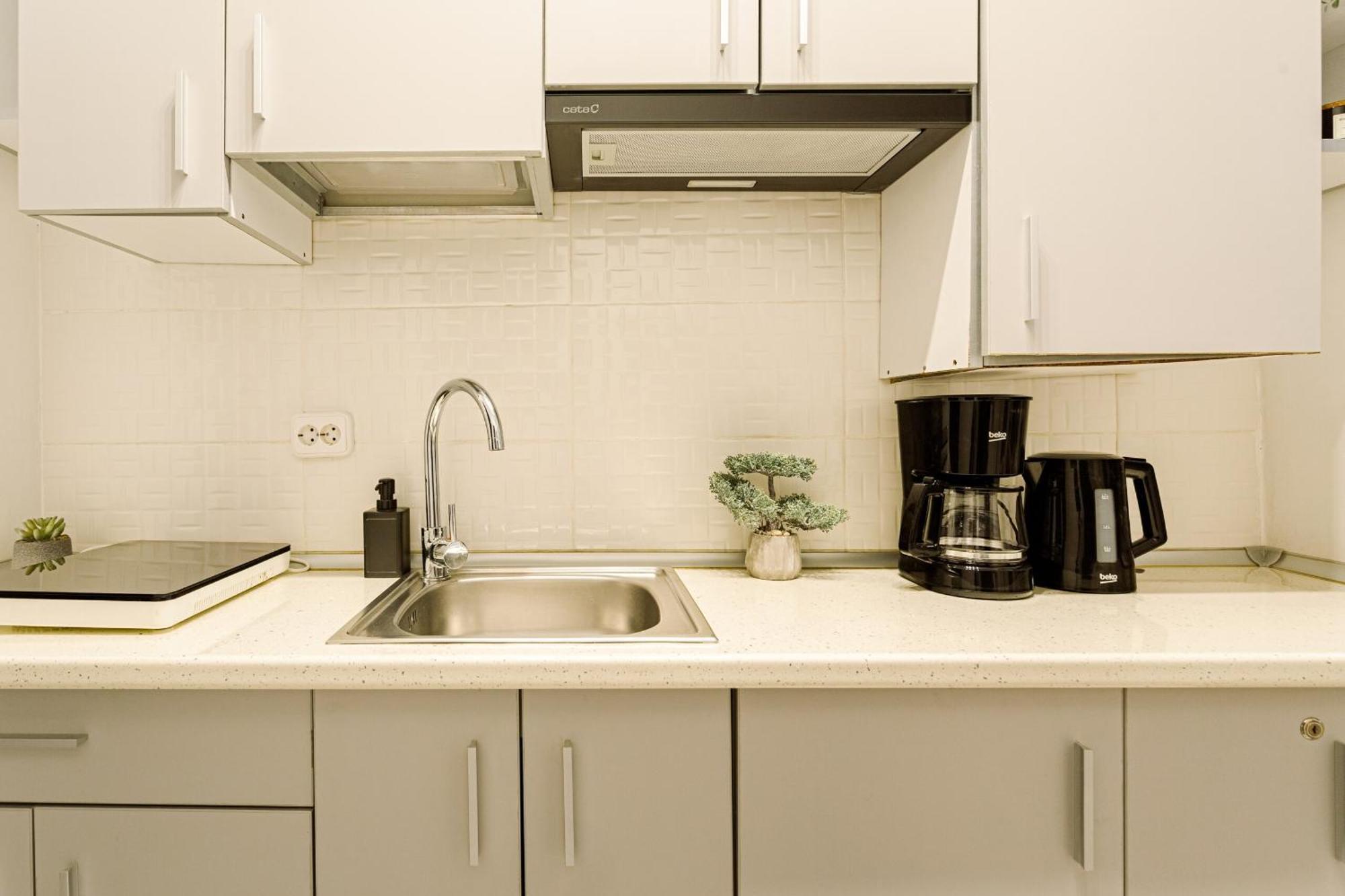Urban Vibes - Chic On Smardan Street Apartment *