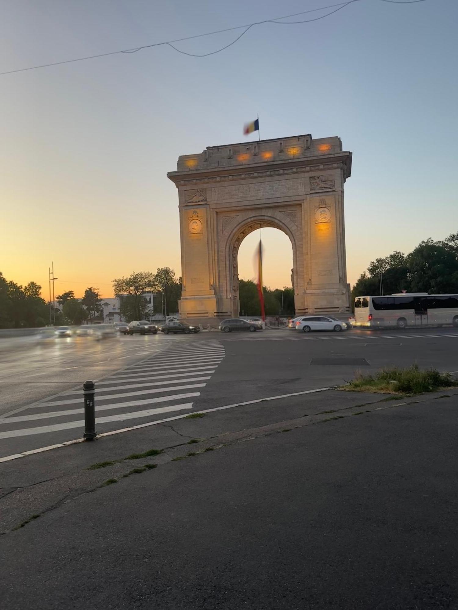 Arc De Triomphe - Free Parking Place Bucureşti