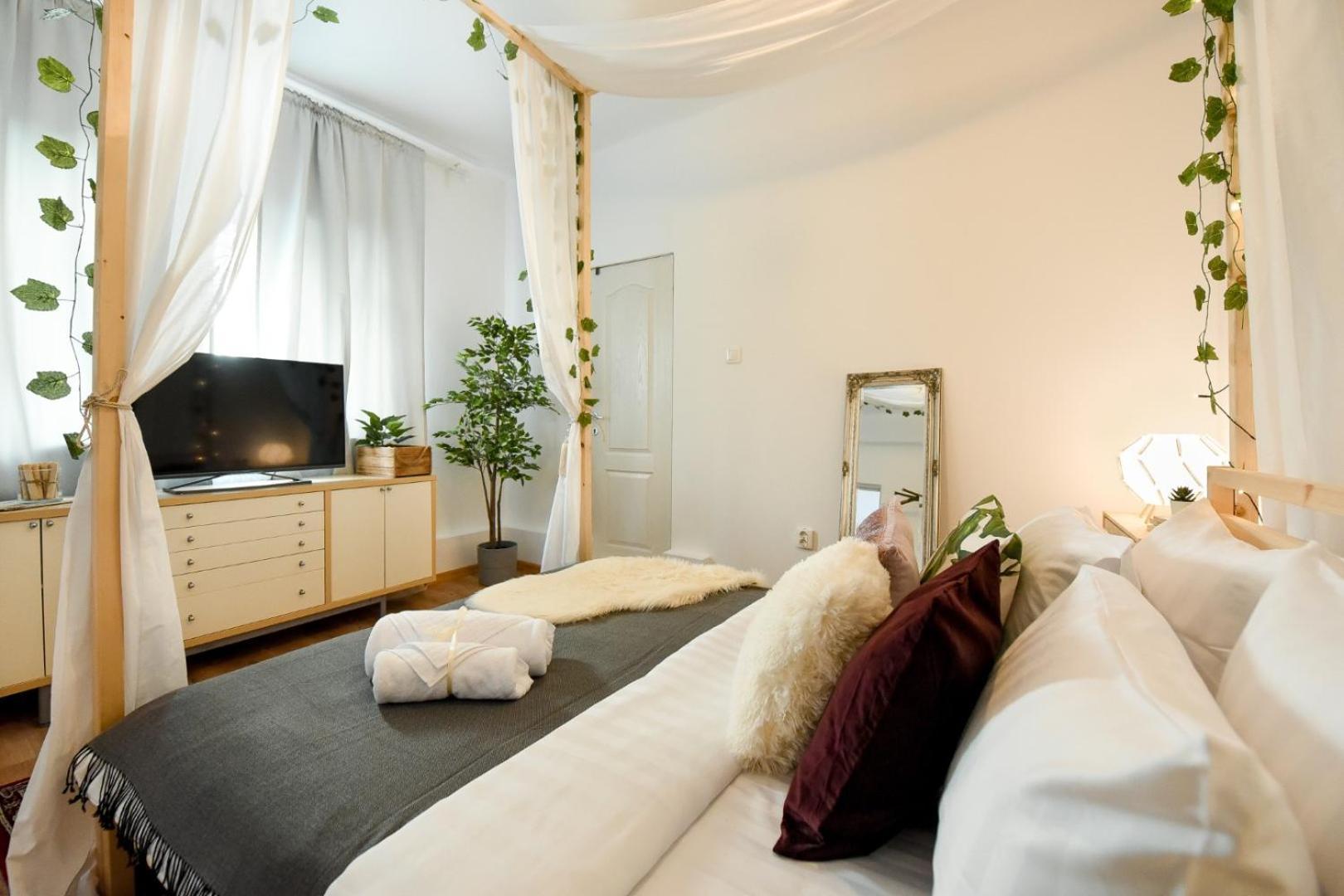 Historic Charm Meets Modern Luxury - Stylish In The Center Apartament *
