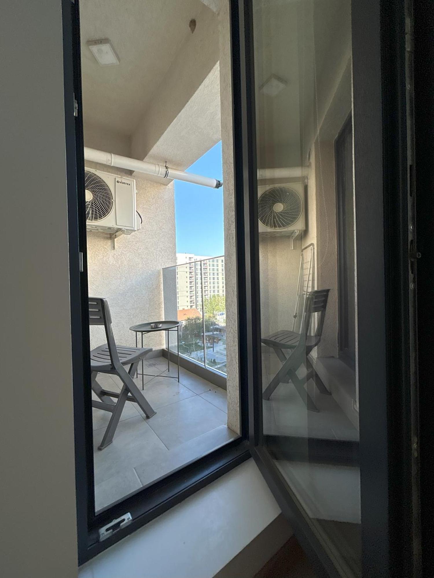 Urban Retreat With Balcony At Exigent Plaza - 06 *