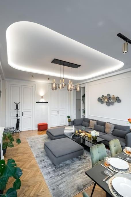 Apartment Stylish 5br - Ateneu - Amazing Location Bucharest