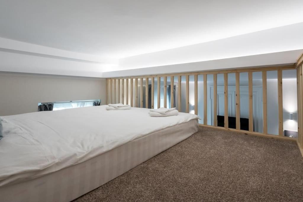 Apartment Stylish 5br - Ateneu - Amazing Location Bucharest