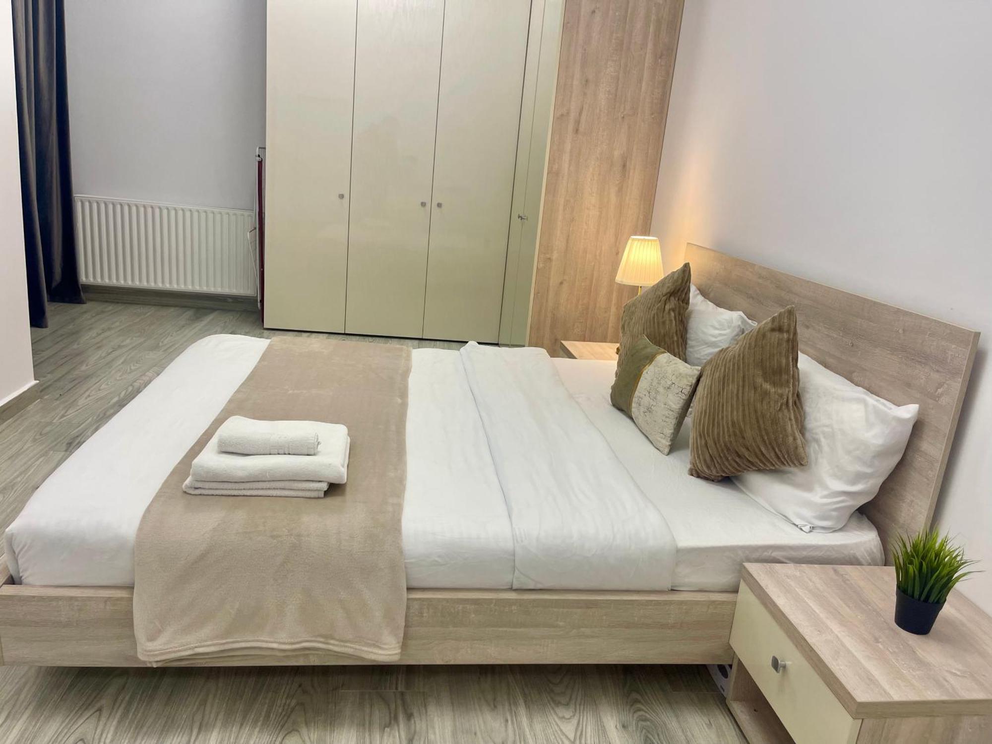 Apartment Adress Ad8 *