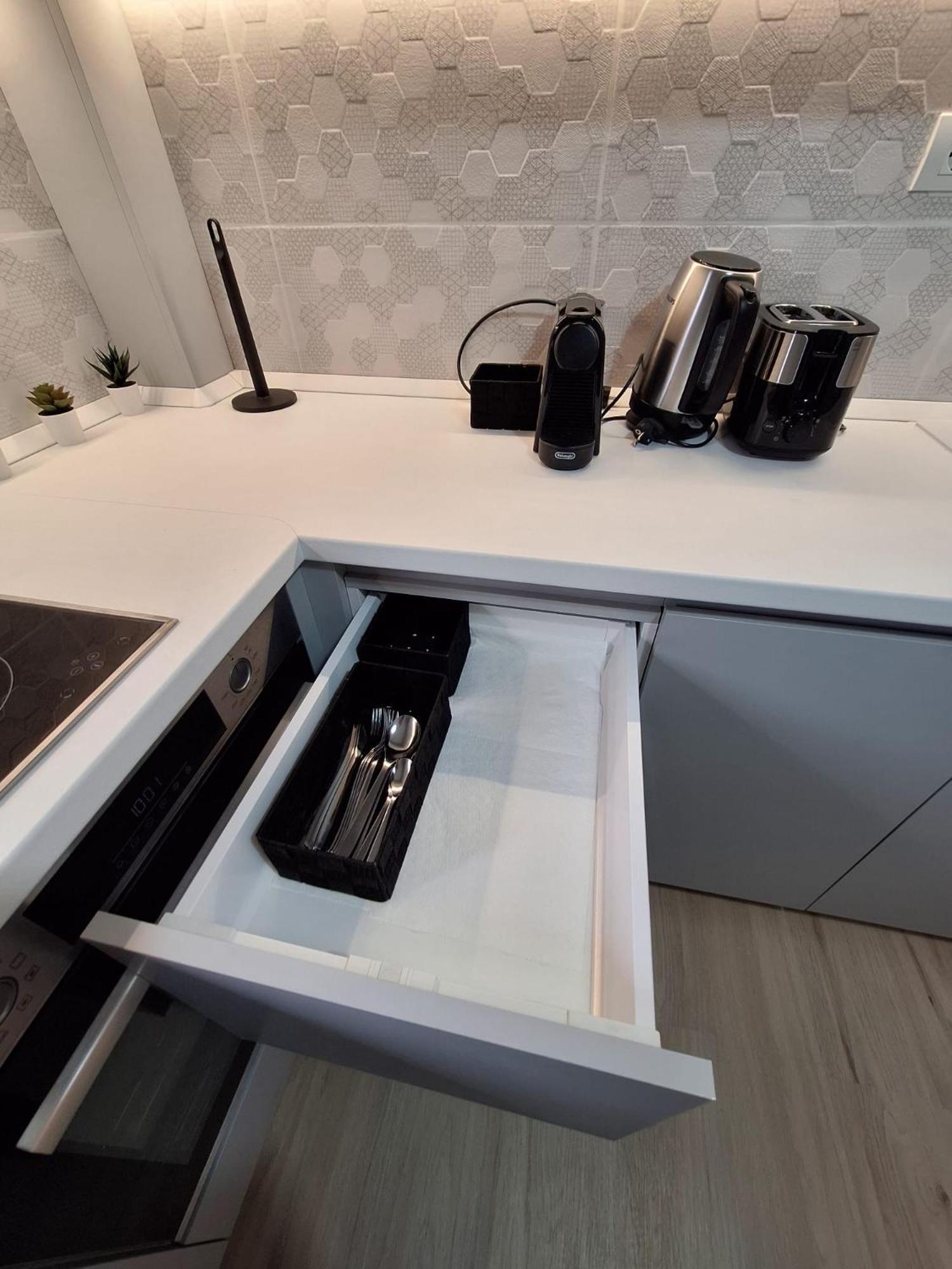 High-end With Panoramic View, Parking & Pool Apartment *