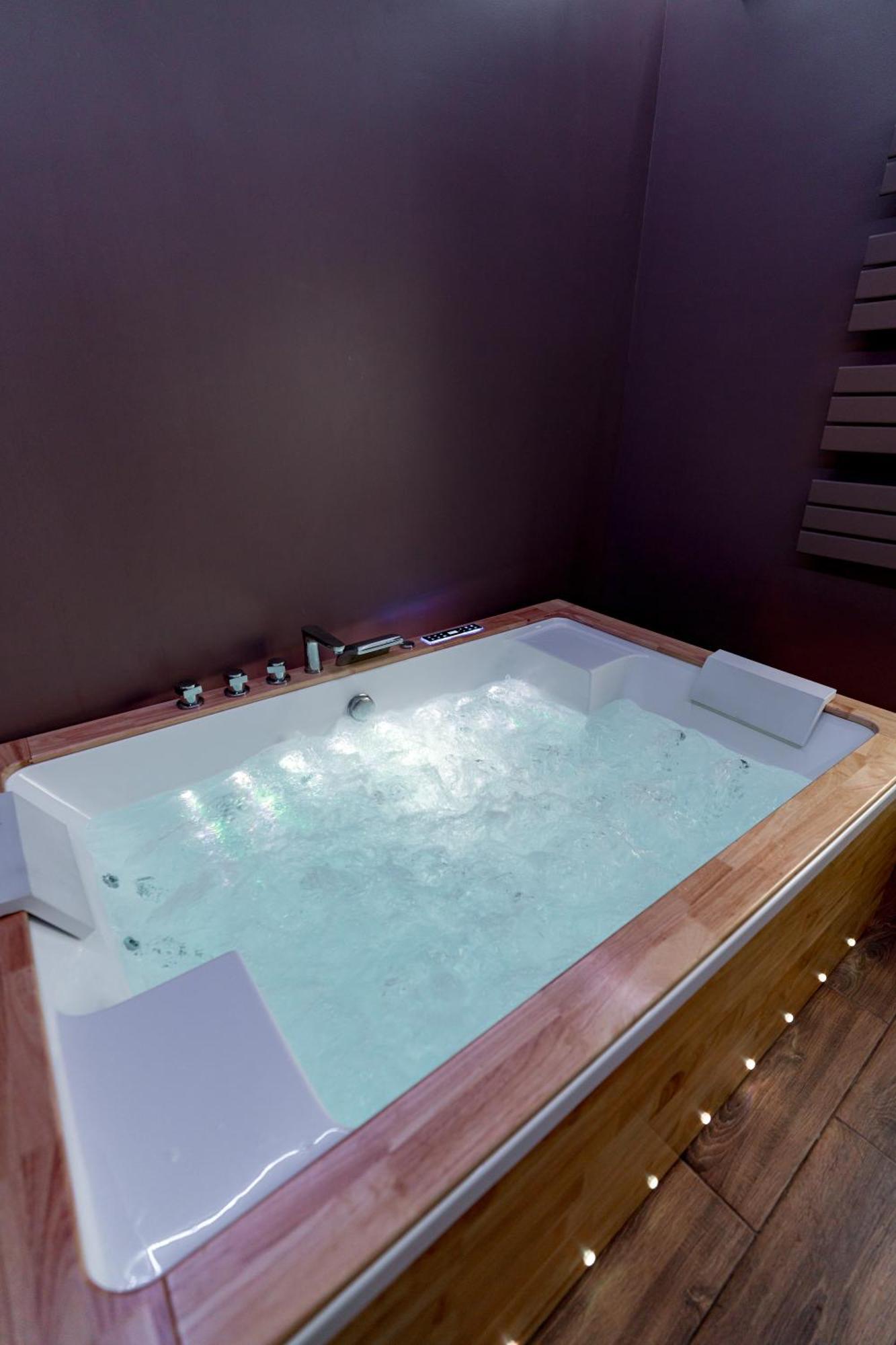 Downtown Calea Victoriei 100 Jacuzzi&sauna&bathtub Apartament *