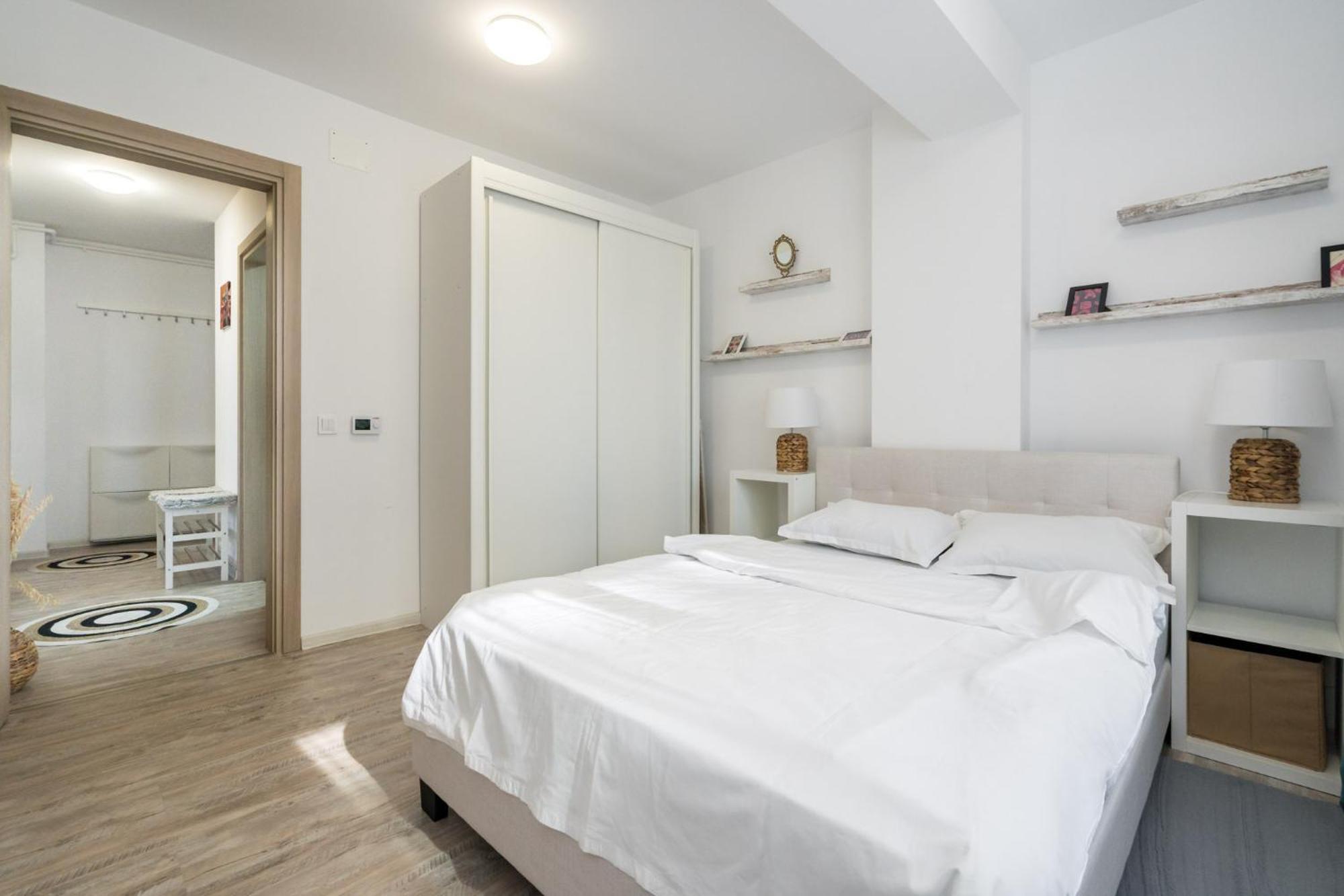 The Painter - Timpuri Noi 1br With Parking Apartment