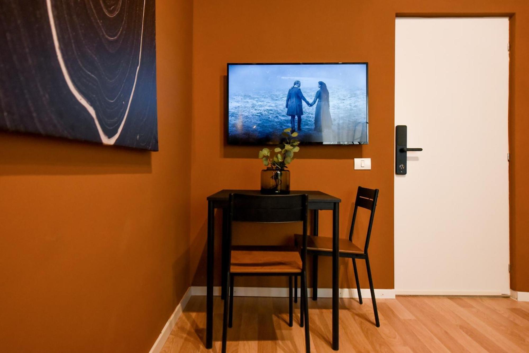 Apartment Elegant On Magheru Boulevard - The Art Of Living Simply Bucharest