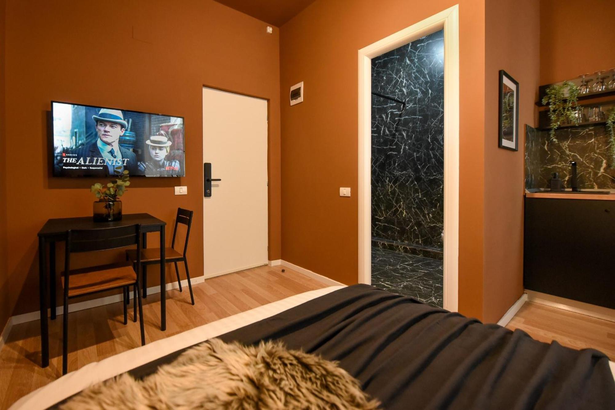 Apartment Elegant On Magheru Boulevard - The Art Of Living Simply *