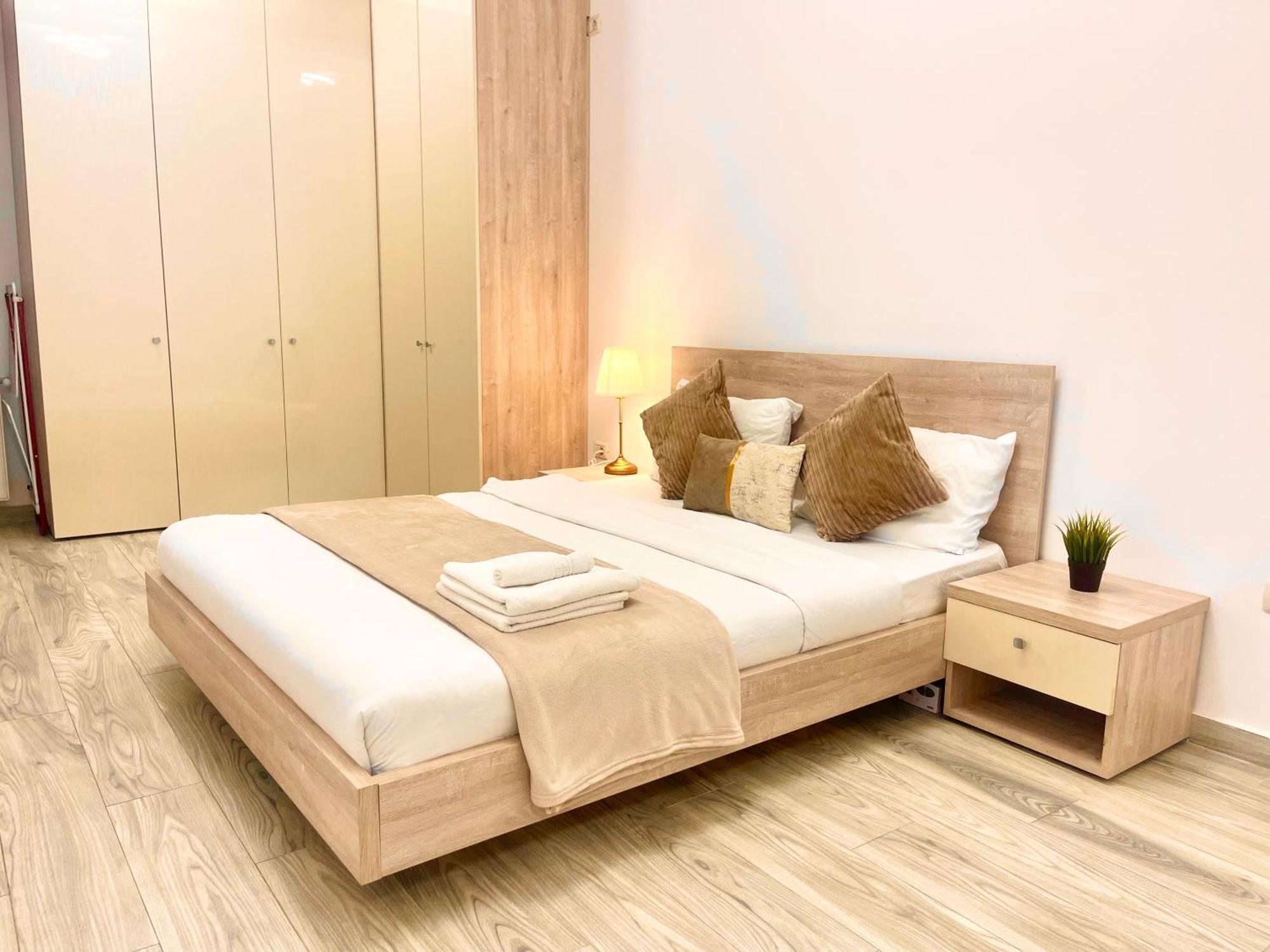 Apartment Adress Ad8 *