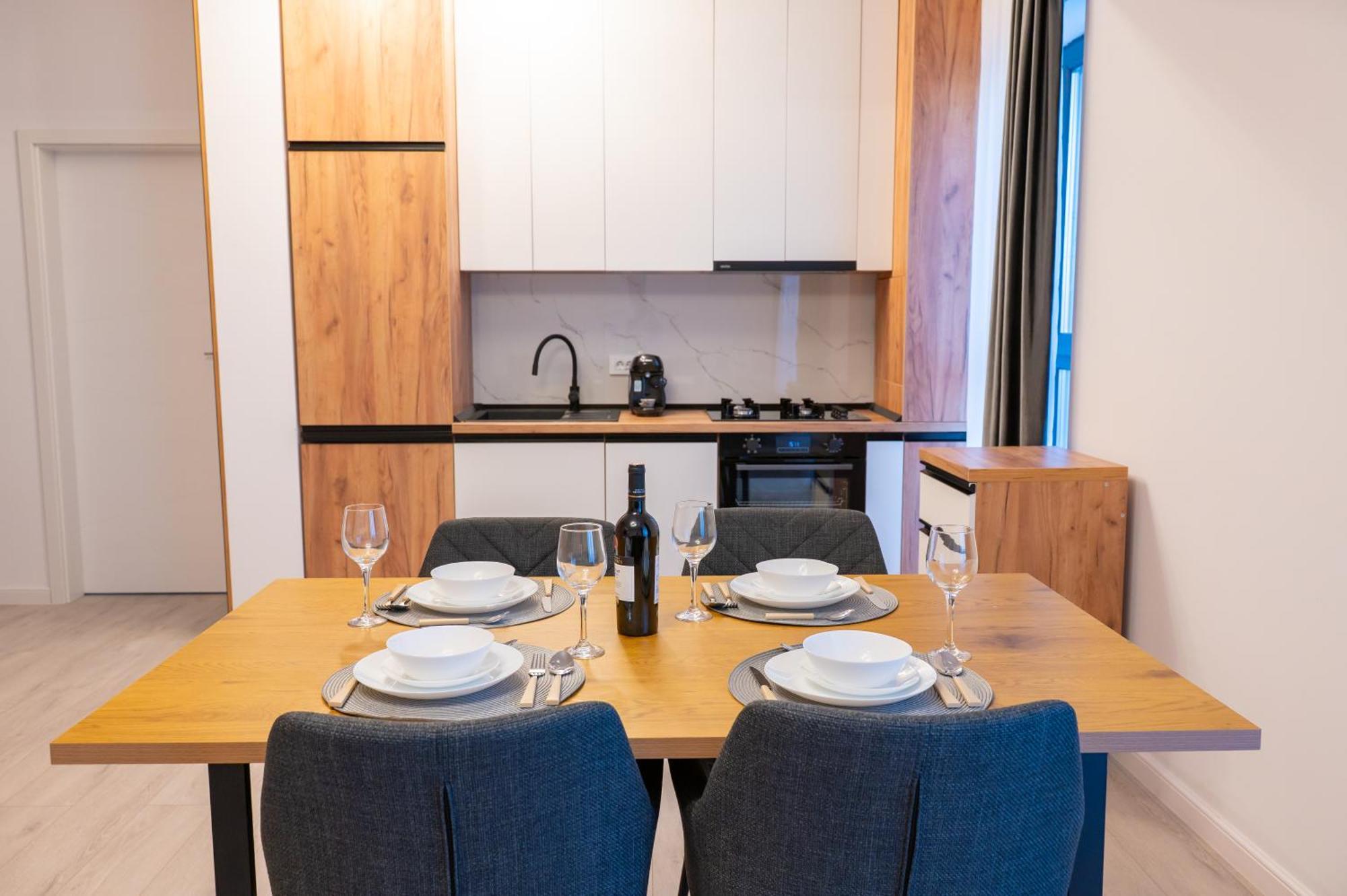 Plaza 6 Apartment *