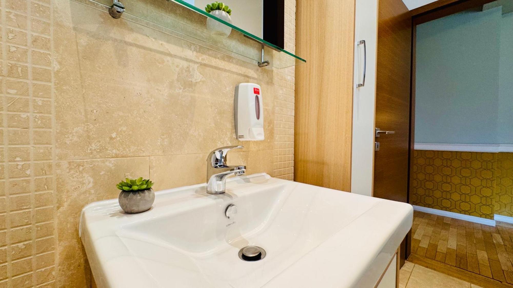 Cozy Modern Retreat - 2 Bedroom Steps From Piata Victoriei Apartment