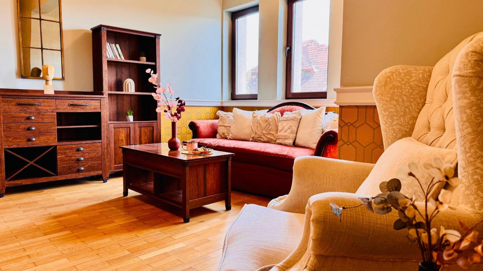 Apartment Cozy Modern Retreat - 2 Bedroom Steps From Piata Victoriei