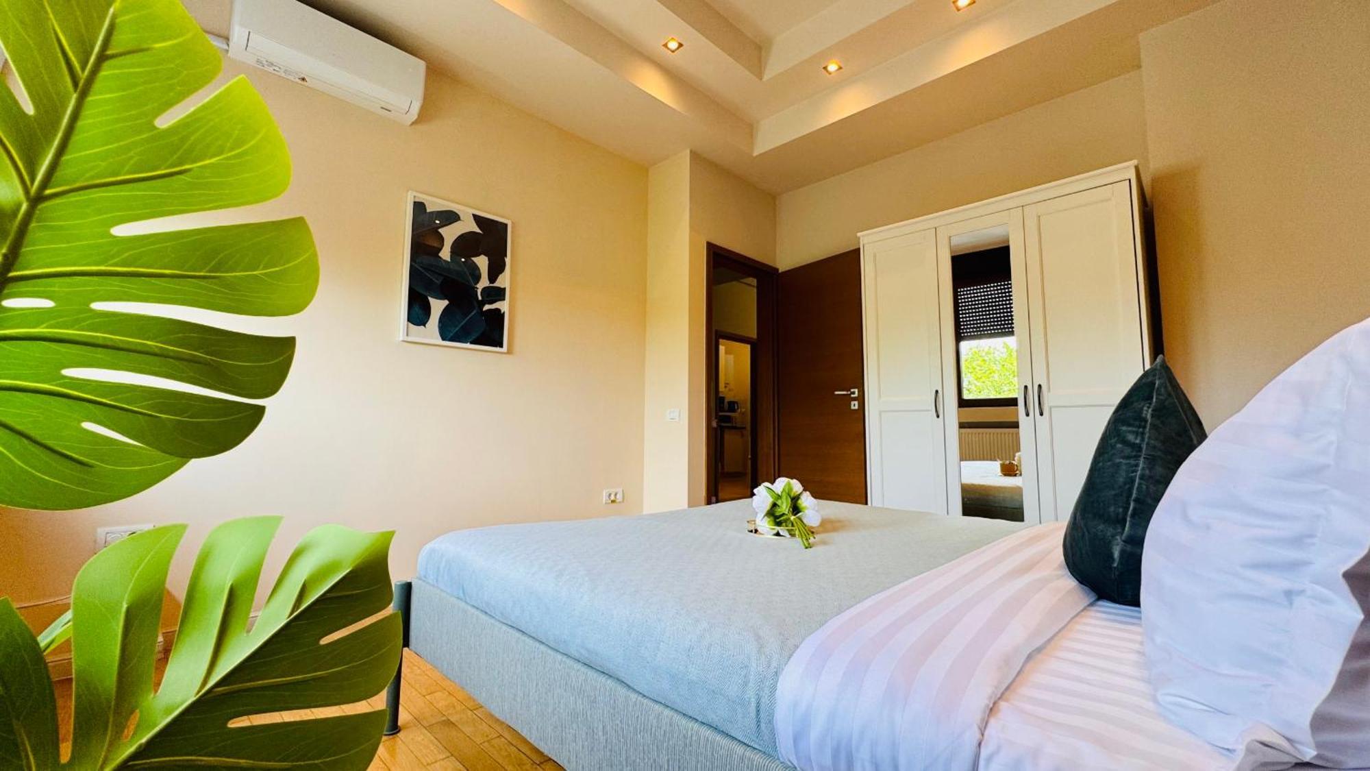 Cozy Modern Retreat - 2 Bedroom Steps From Piata Victoriei
