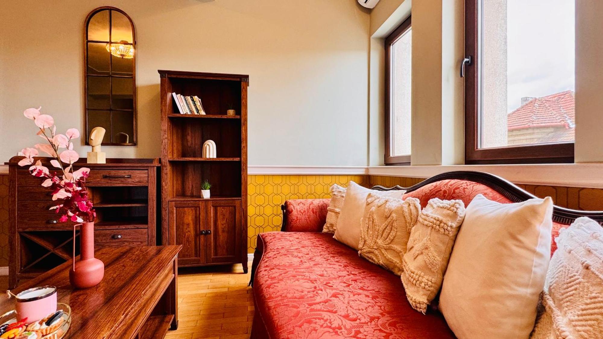 Cozy Modern Retreat - 2 Bedroom Steps From Piata Victoriei *