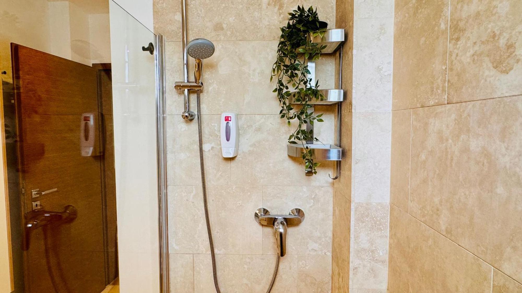 Cozy Modern Retreat - 2 Bedroom Steps From Piata Victoriei * Bucharest