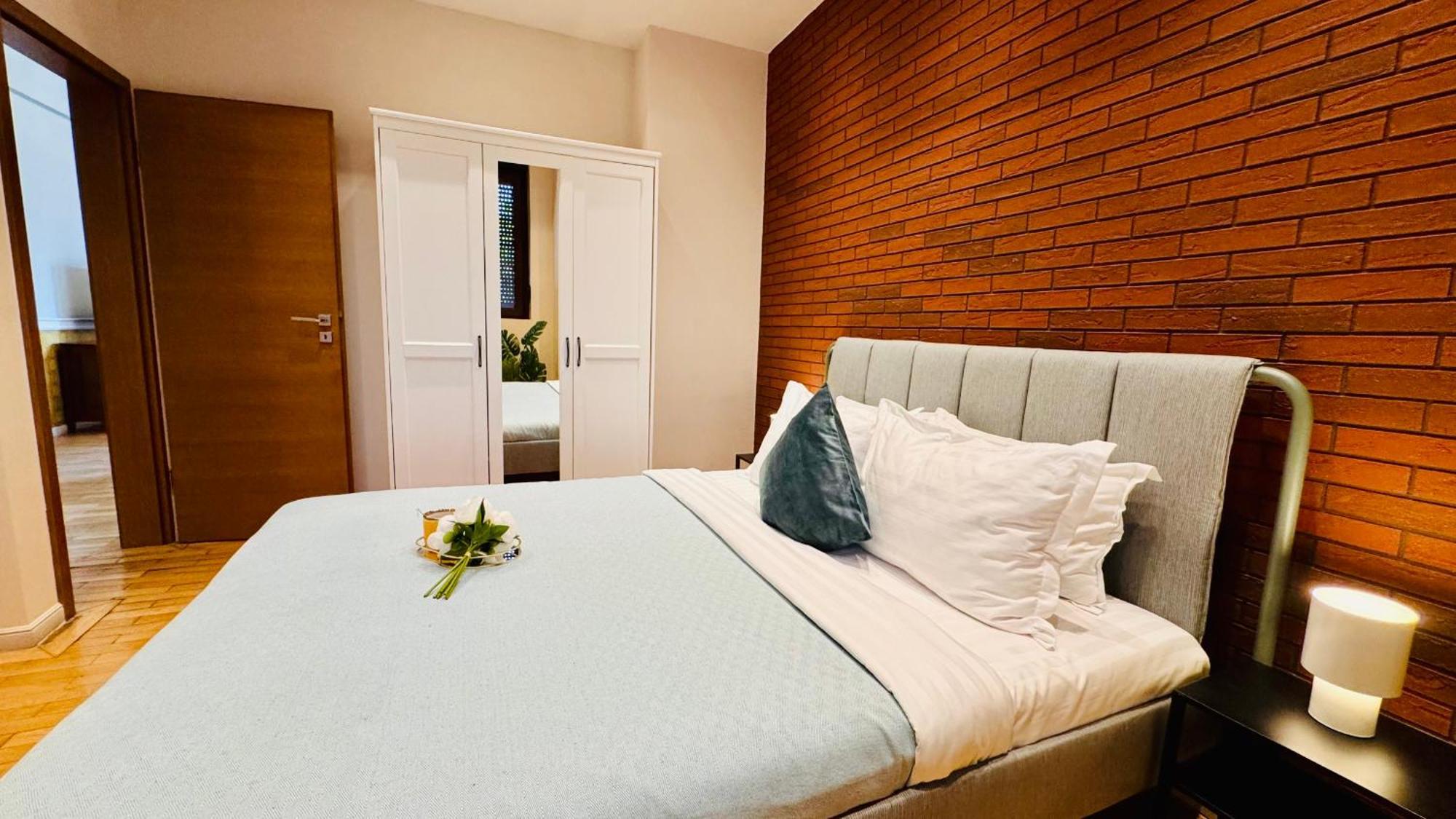 Cozy Modern Retreat - 2 Bedroom Steps From Piata Victoriei