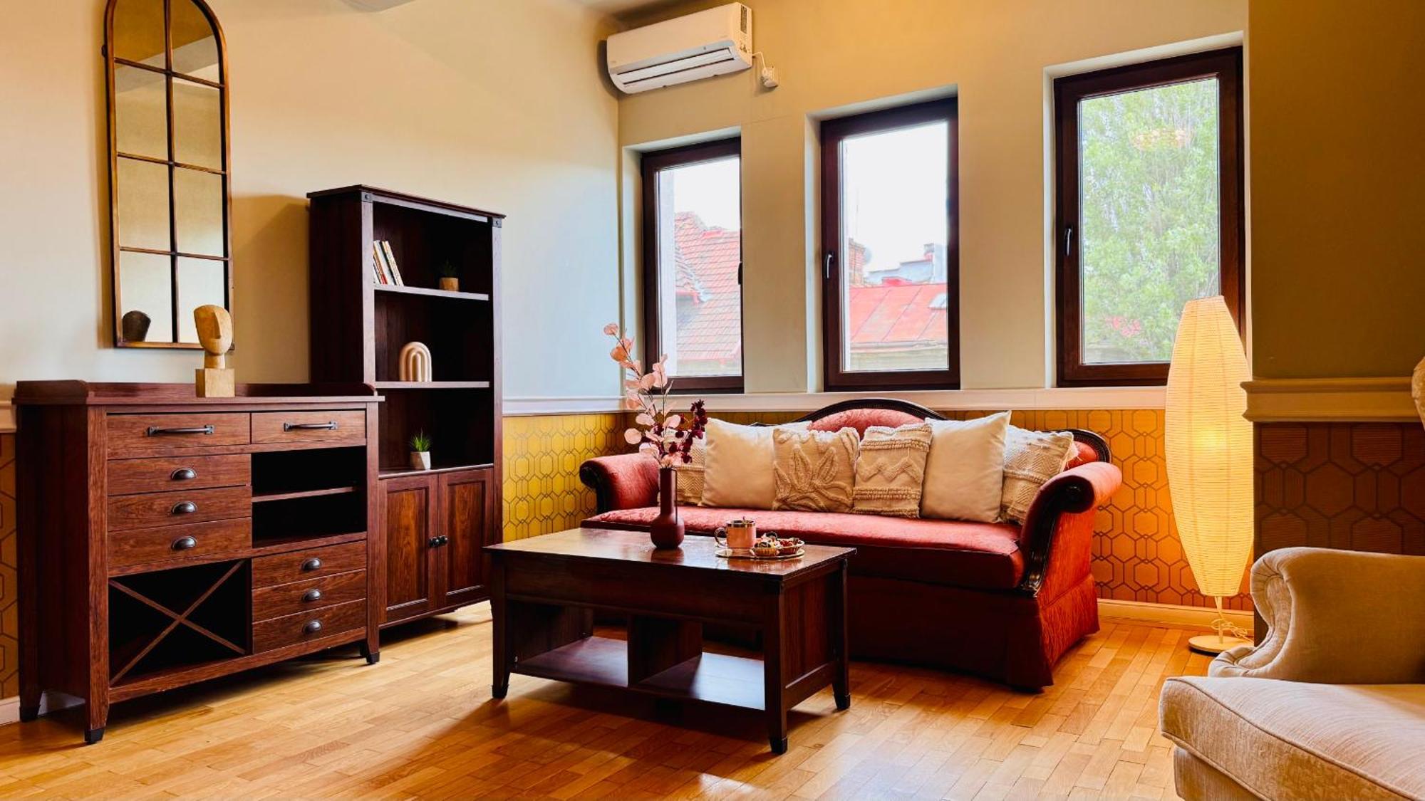 Apartment Cozy Modern Retreat - 2 Bedroom Steps From Piata Victoriei