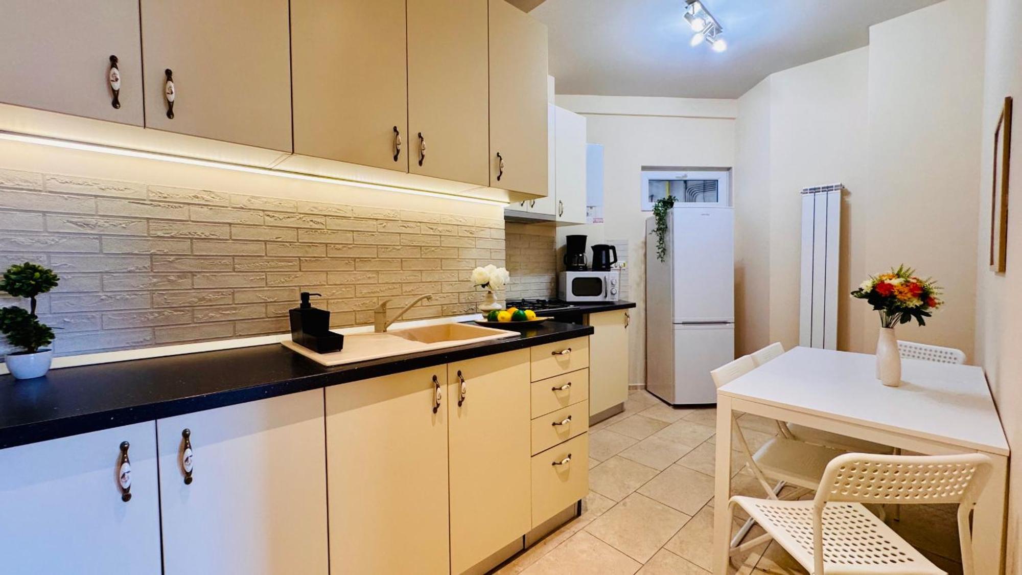 Cozy Modern Retreat - 2 Bedroom Steps From Piata Victoriei *