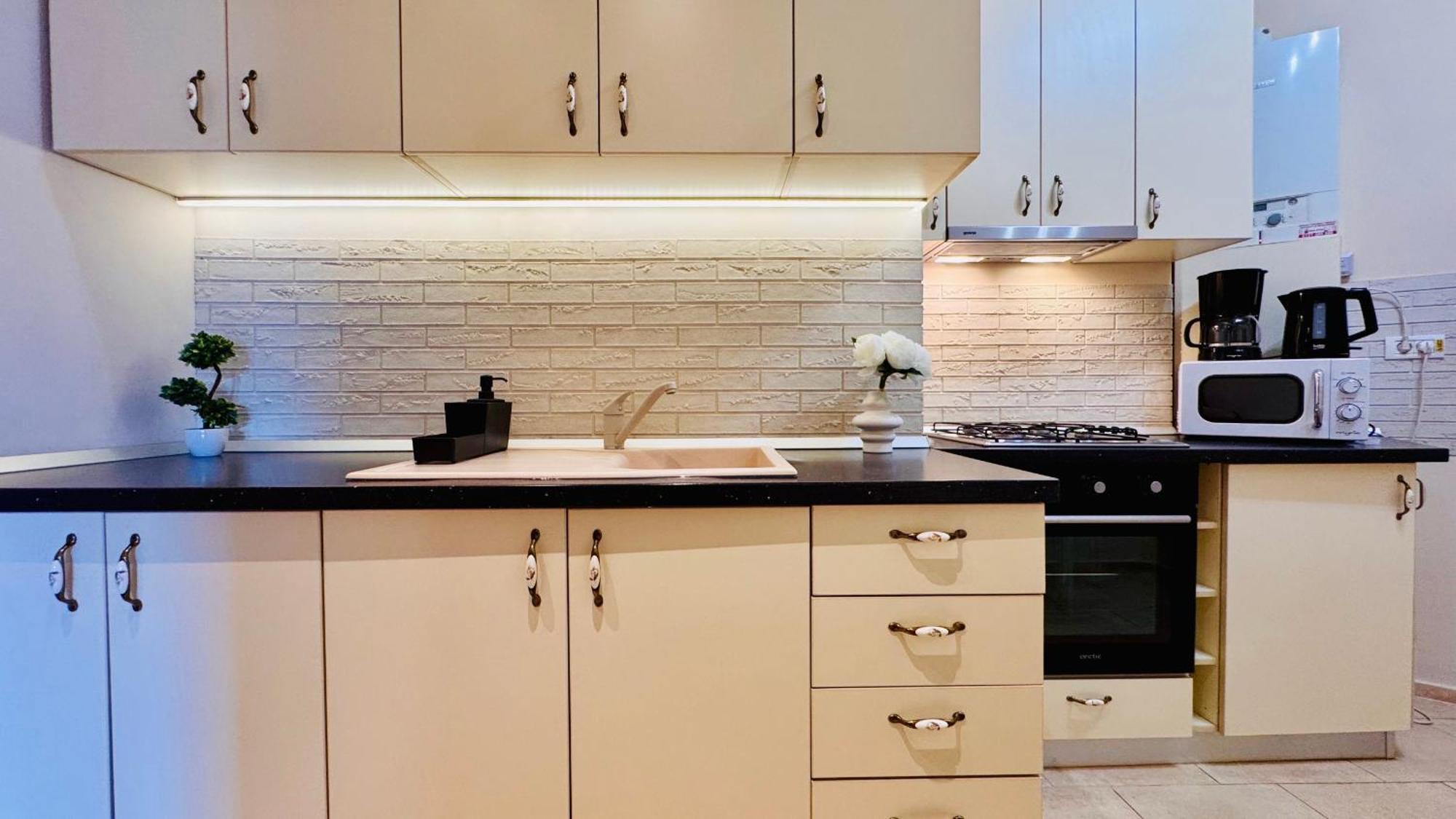 Cozy Modern Retreat - 2 Bedroom Steps From Piata Victoriei