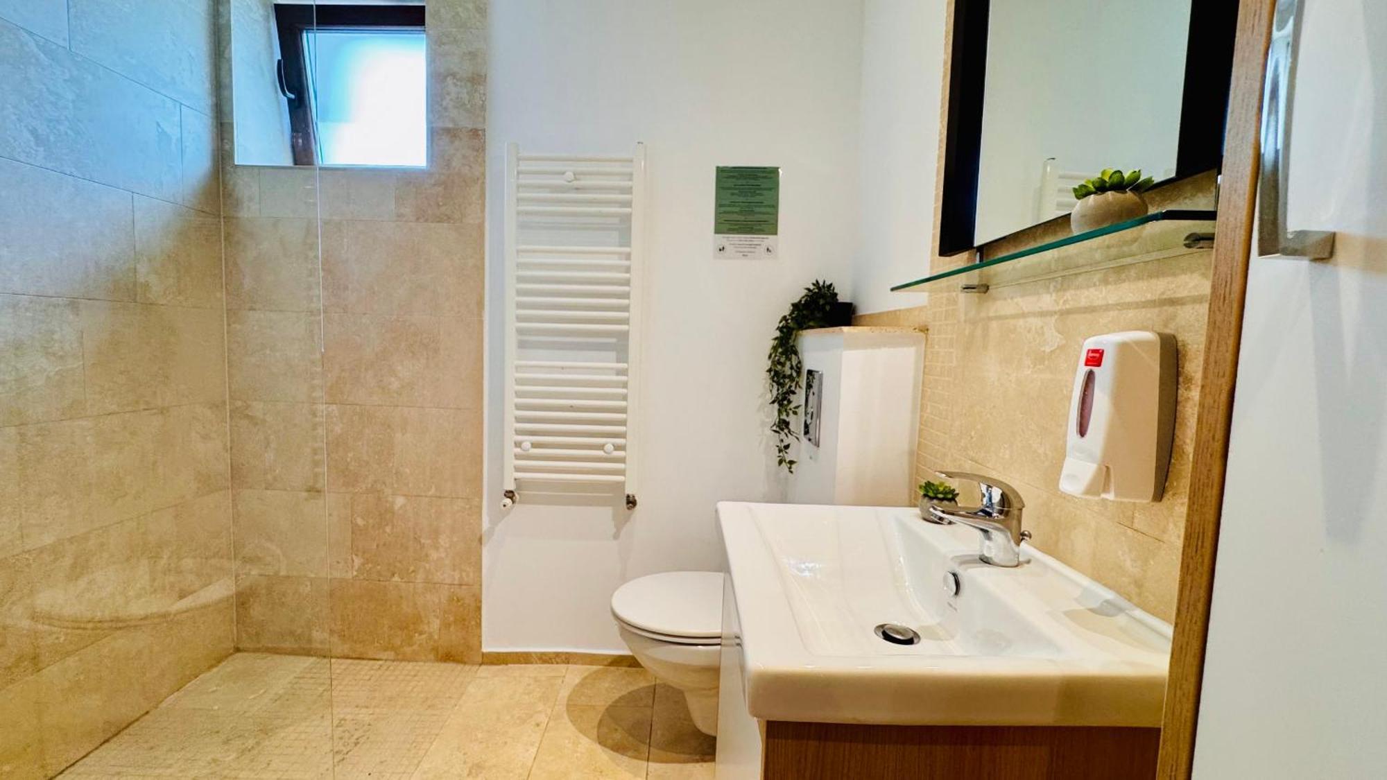 Apartment Cozy Modern Retreat - 2 Bedroom Steps From Piata Victoriei Bucharest