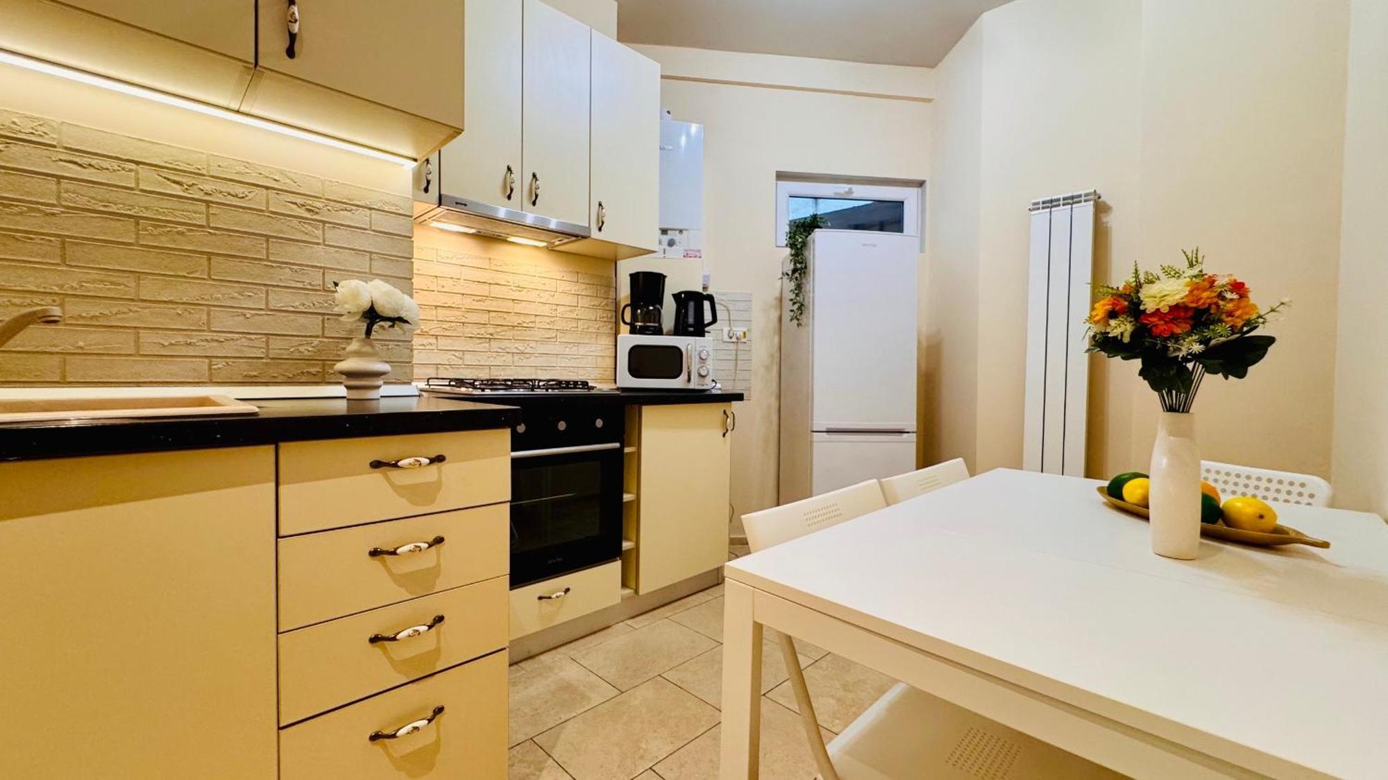 Cozy Modern Retreat - 2 Bedroom Steps From Piata Victoriei Bucharest