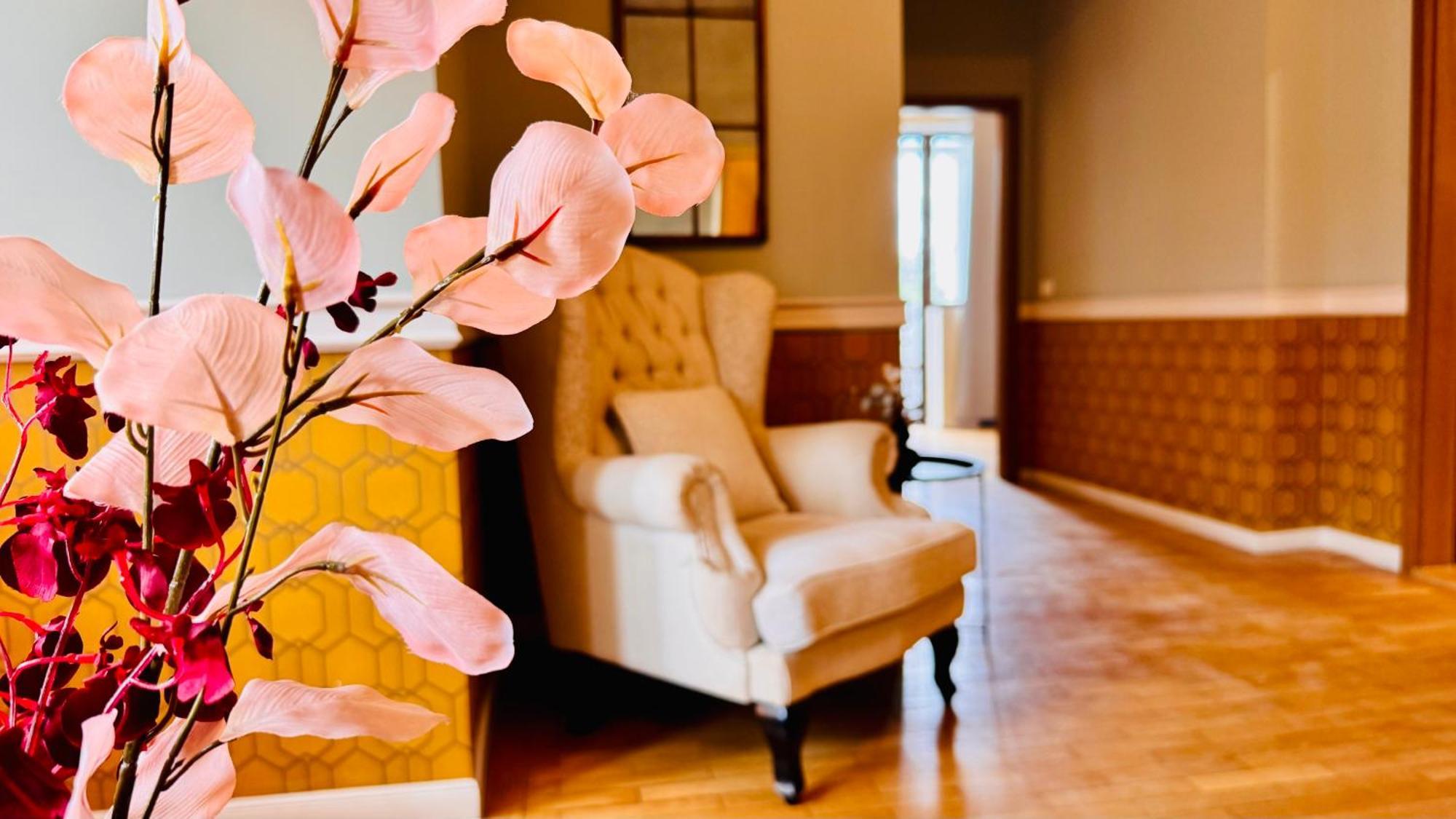 Cozy Modern Retreat - 2 Bedroom Steps From Piata Victoriei *