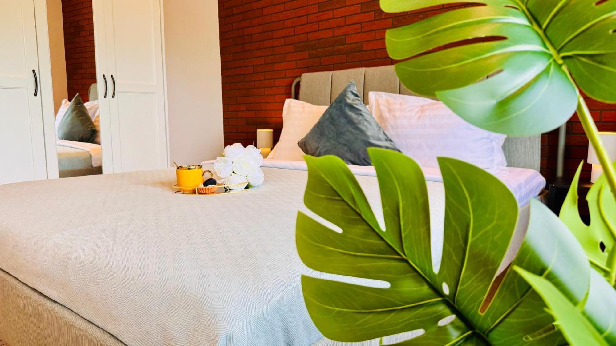 Cozy Modern Retreat - 2 Bedroom Steps From Piata Victoriei Apartment