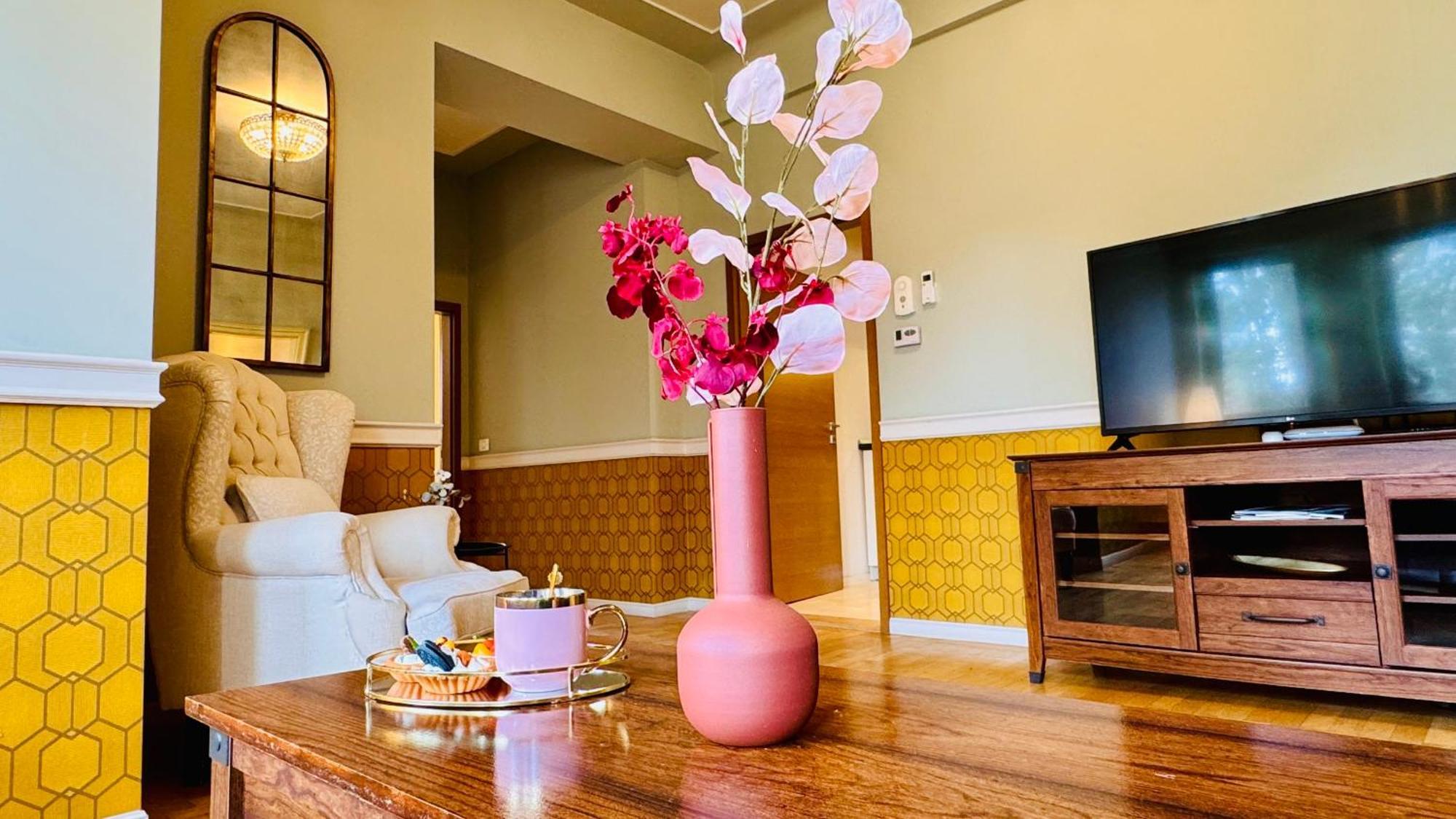 Cozy Modern Retreat - 2 Bedroom Steps From Piata Victoriei * Bucharest